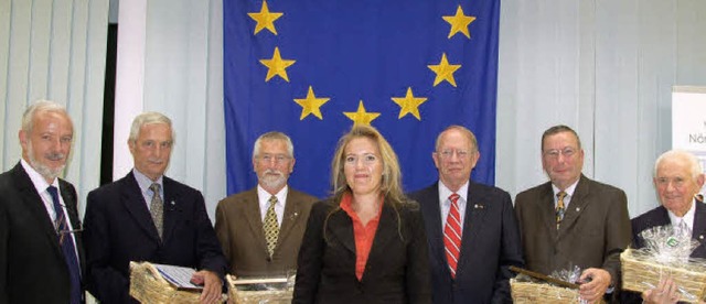 Die Europaunion feierte im Kreis ihr 2...ger und Bernhard Ludwig (von links).   | Foto: Pia Grttinger