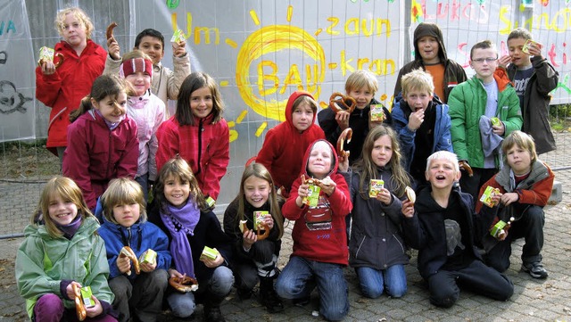 Die Klasse 3a begrt beim Spatenstich...e in Stegen die fleiigen Handwerker.   | Foto: Laura Schmid