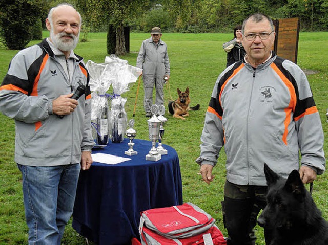Hans-Jrgen Geiger (links) und Siegfri...stprfung der Hundesportler hervor.     | Foto: jonas Bader