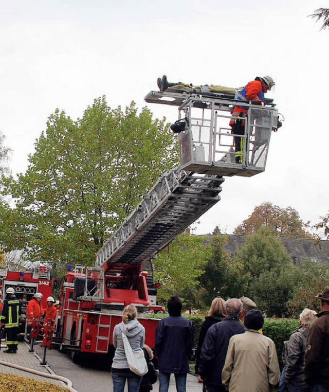 Die Lahrer Drehleiter war  bei der Herbstbung in Nonnenweier im Einsatz.    | Foto: Heidi  Fssel