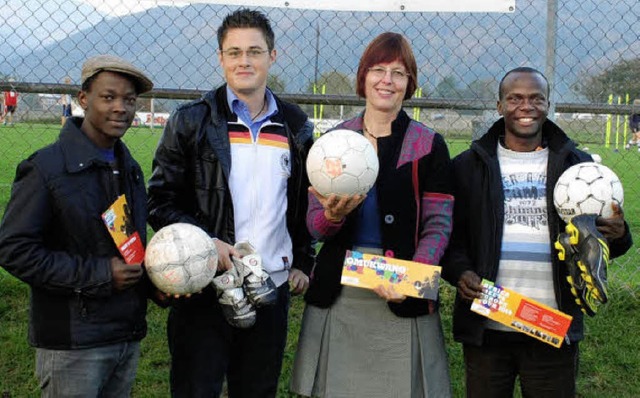 Der FV Fahrnau untersttzt den Verein ...und spendete Fublle und Kickschuhe.   | Foto: Privat