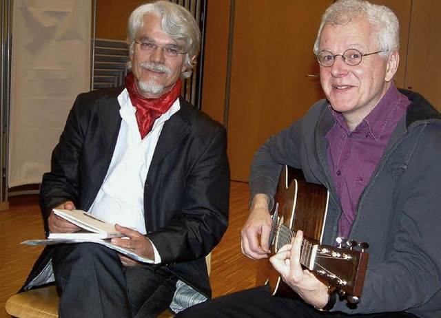 Humorvoll griffen Markus Manfred Jung ...ritt in Steinen das Thema Heimat auf.   | Foto: Roswitha Frey