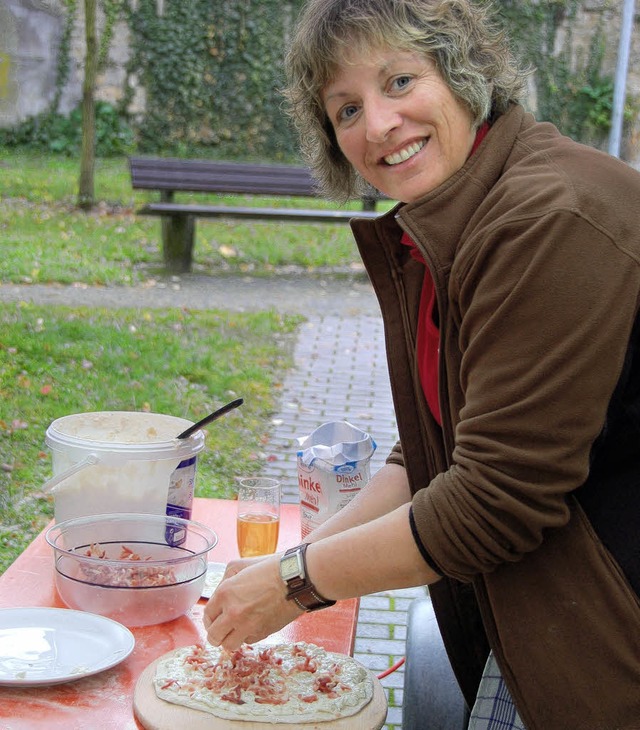 Karin Schmidt von den Landfrauen macht Zwiebelkuchen.   | Foto: Umiger