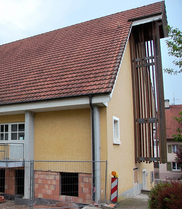 Der Schlauchturm ist  nun demontiert, ...ie Giebelwand gestrichen werden kann.   | Foto: Maier