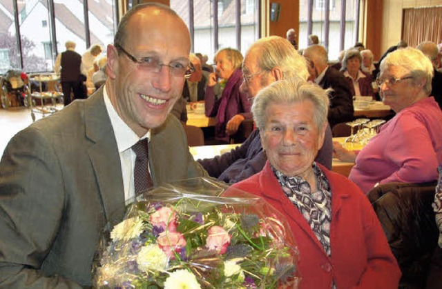 Brgermeister Weissbrodt ehrte die lt... Alznauer wird im Mrz 100 Jahre alt.   | Foto: saskia baumgartner