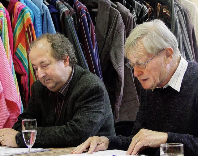 Florian Nantscheff und Friedrich Vorti...schen Bademnteln im Bettenhaus Renk.   | Foto: Martina David-Wenk