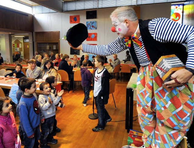 Auch Clown Akki sorgte fr Spa beim M...unktionsfest im Jugendhaus Weingarten.  | Foto: Thomas Kunz