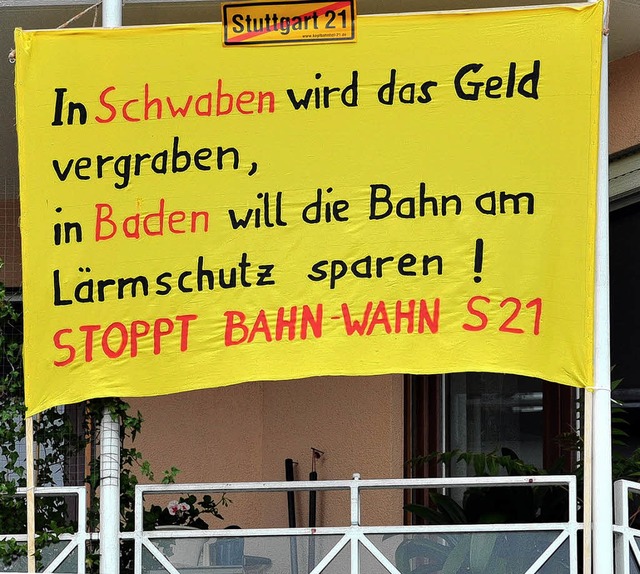 Die Stimmung ist nicht gnstig fr die Bahn, wie das Plakat in Offenburg zeigt.  | Foto: DPA