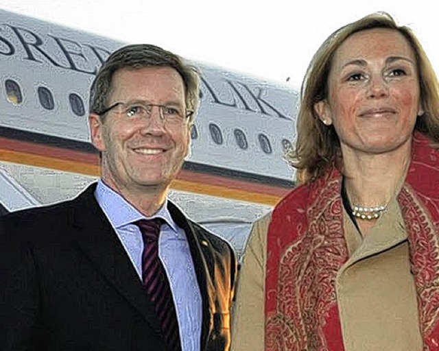 Christian Wulff und seine Frau gestern Abend vor dem Abflug   | Foto: DPA