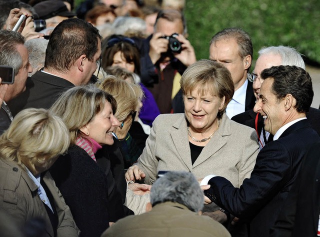 Angela Merkel und Nicolas Sarkozy mach...n  einen Spaziergang durch Deauville.   | Foto: AFP