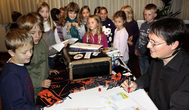 &#8222;Tino&#8220; (rechts) las und ma...derick-Tag&#8220; an der Hebelschule.   | Foto: Fssler