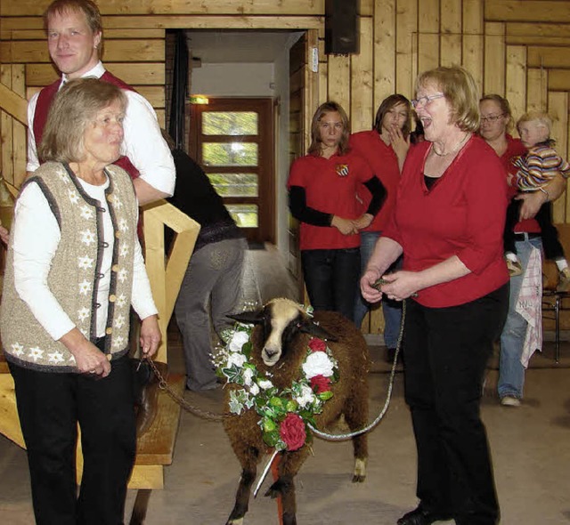 Doppeltes Glck beim Hammeltanz: Angel...an Kramer (im Hintergrund) schenkten.   | Foto: Christa Maier