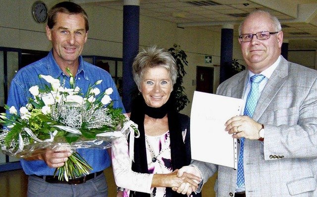 Konrektor  Uwe Gpper (links) und Rekt...e Mckel fr 40 Jahre im Schuldienst.   | Foto: Dieter Fink