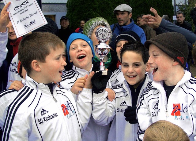 Die Jugendlichen des Gastgebers freuen sich ber ihren Pokal.   | Foto: Privat