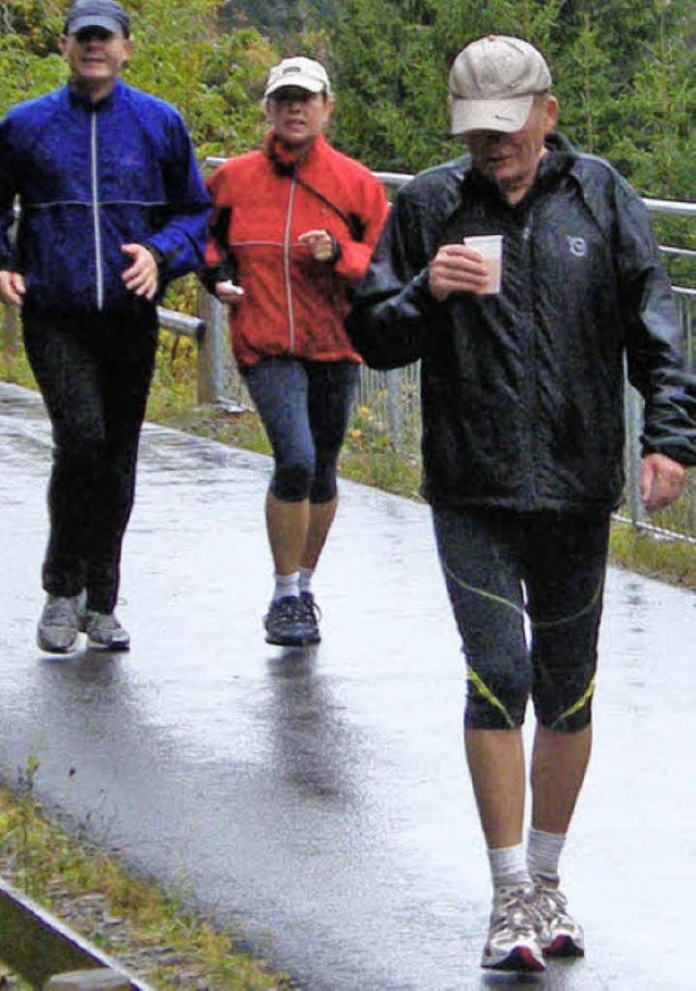 Bei warmem Punsch wrmten sich die Fre...e durch Regen und Klte weitertrabten.  | Foto: Martha Weishaar