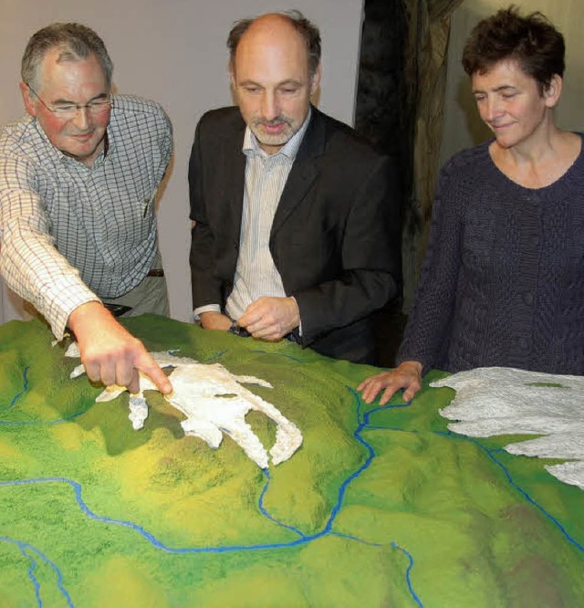 Vor dem Modell der Oberrheinregion in ... Markus Moehring und Caroline Buffet.   | Foto: Sabine Ehrentreich