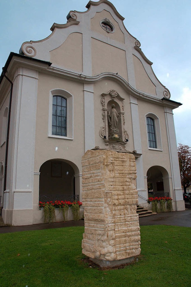 Der Gedenkstein an die Euthanasieopfer vor der Kirche des St. Josefshauses   | Foto: Heinz Vollmar