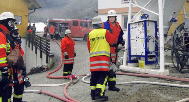 Feuerwehr-Lschszene in Siegelau am  Samstag  | Foto: Gnter Bank
