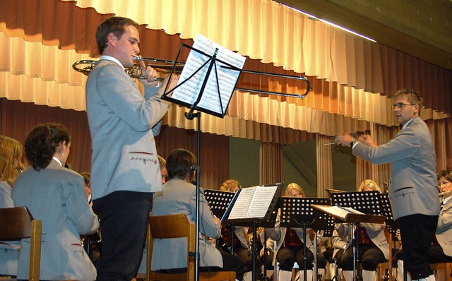 Die Musiker aus pfingen beim Stck &#...ias Schmid und Solist Thomas Fritsch.   | Foto: Bernd Fackler