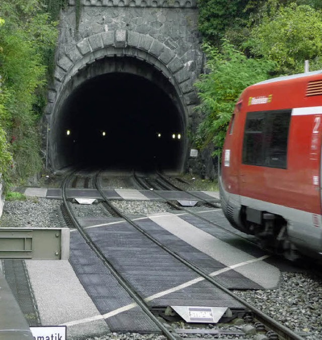 Der Rappensteintunnel in Laufenburg is...lektrifizierung der Hochrheinstrecke.   | Foto: Saskia Baumgartner