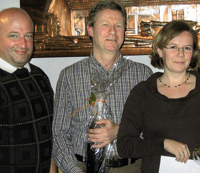 Der Vorsitzende des Skiclubs flingen ...  Ehrennadel des Vereins auszeichnete.  | Foto: Alfons Ebner