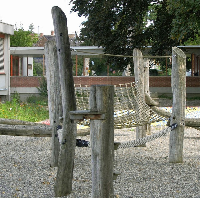 Die Spielgerte im Pausenhof der  Seef...der   Bugginger Grundschule umziehen.   | Foto: Sigrid umiger