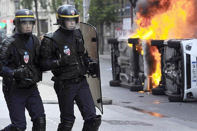 Brennende Empörung auf Frankreichs Straßen