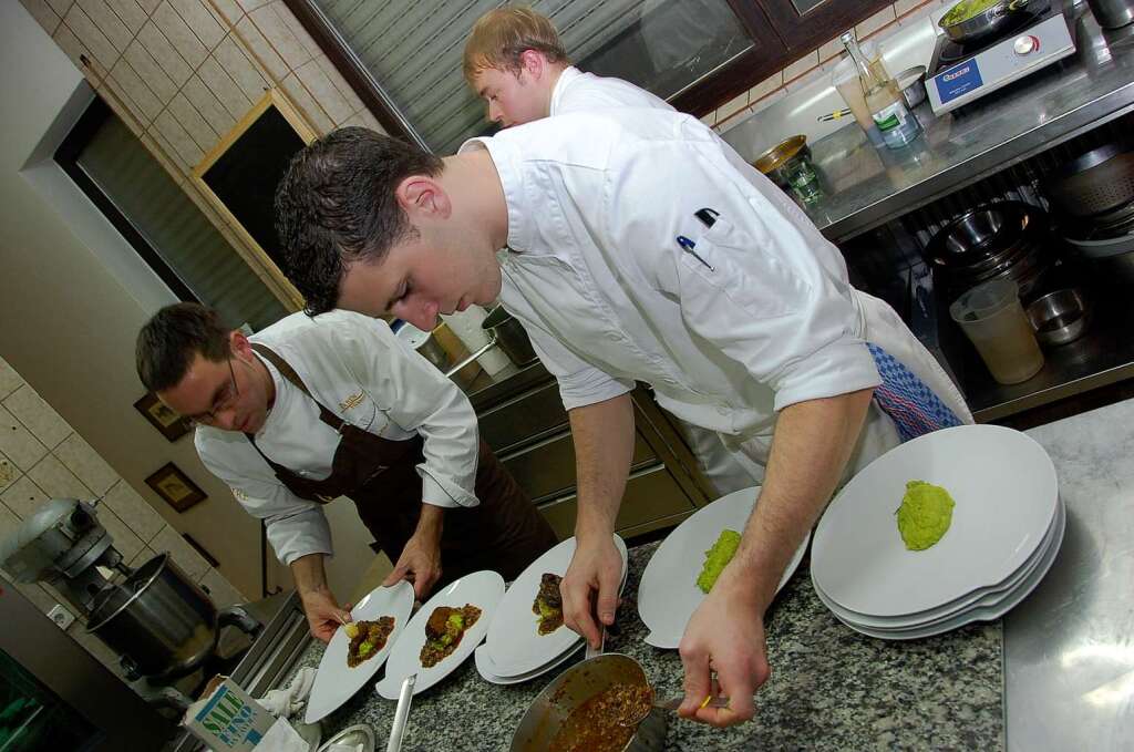 Kchenparty im Adler in Lahr-Reichenbach: Die Kche  bei der Arbeit.