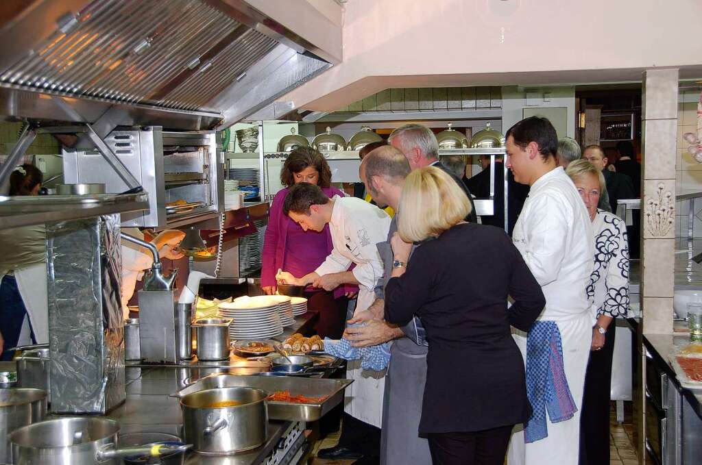 Kchenparty im Adler in Lahr-Reichenbach: Die Gste schauen, was in der Kche passiert.