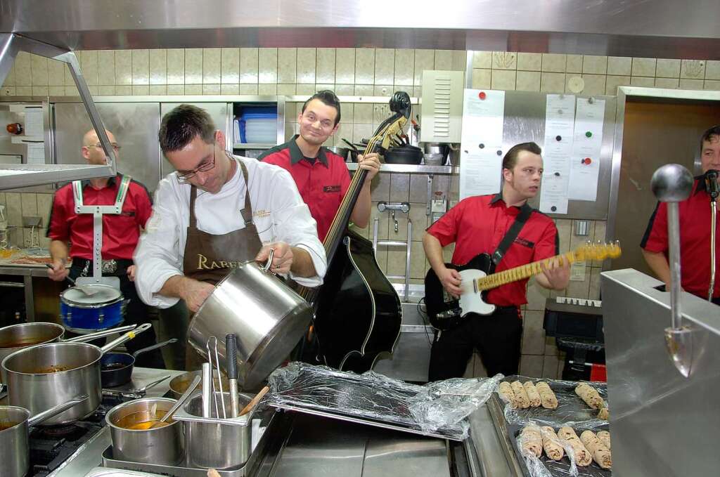 Kchenparty im Adler in Lahr-Reichenbach: „Krger rockt!“ und Steffen Disch kocht.