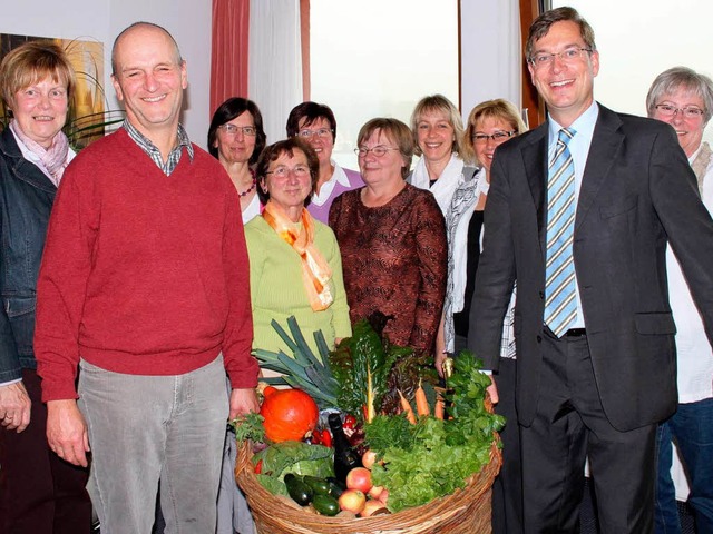 Peter Ackermann und Hanno Hurth freuen...en Erntekorb der Mundinger Landfrauen.  | Foto: Landratsamt Emmendingen