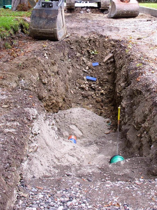 Neue Wasserleitungen sind  in der Straenmitte verlegt.  | Foto: Wilfried Dieckmann