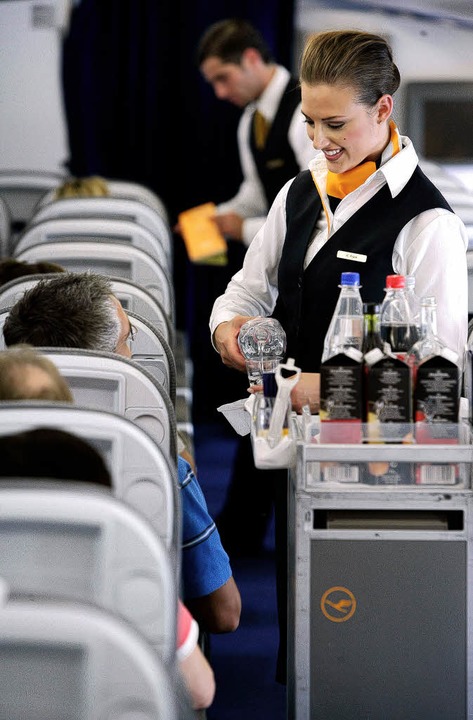 Mehr als ein Kellnerjob: Flugbegleiter...sagiere heil aus dem Flieger bekommen.  | Foto: dpa