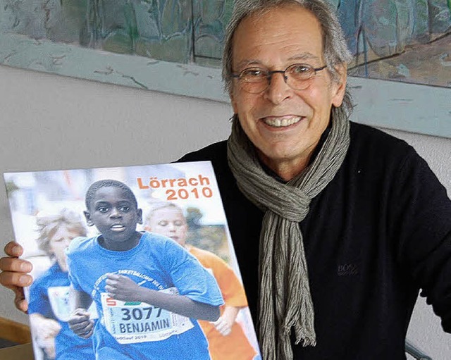 Waldemar Lutz mit dem neuen Jahrbuch-Titel.   | Foto: Sabine Ehrentreich