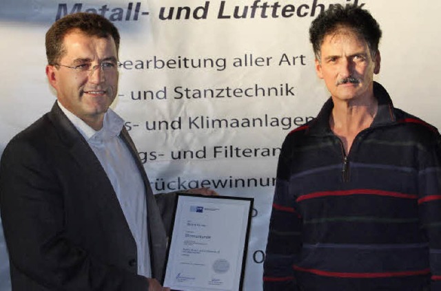 Manfred Boll (links) dankt Bernd Klink...e 40-jhrige Treue zur Firma Rdtlin.   | Foto: Privat