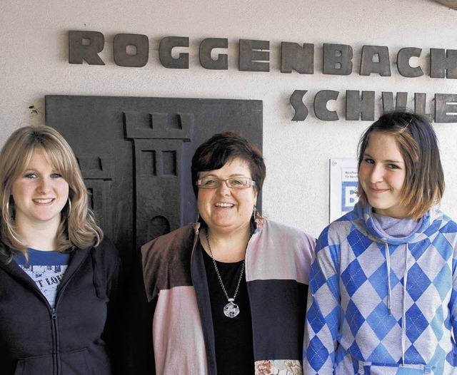 Die neuen Schlersprecherinnen der Rog...Schulleiterin Gabriele Cernoch-Reich.   | Foto: Hella Schimkat