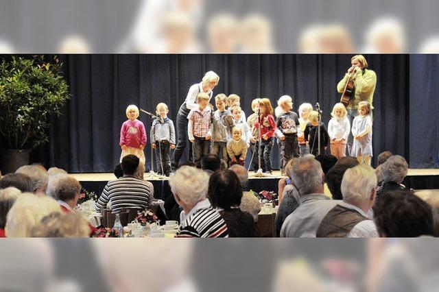 Kinder spielen und singen fr Senioren