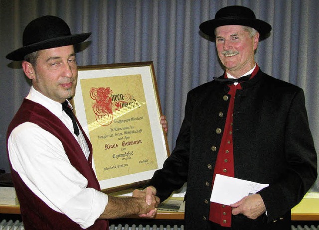 Anerkennung: Zum Ehrenmitglied ernannt...n Vorsitzenden Klaus Gutmann (rechts).  | Foto: manfred lange