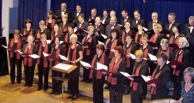 Der Kirchenchor Bachheim beim Jahresko...der Bachheimer Drei-Schluchten-Halle.   | Foto: Karla Scherer