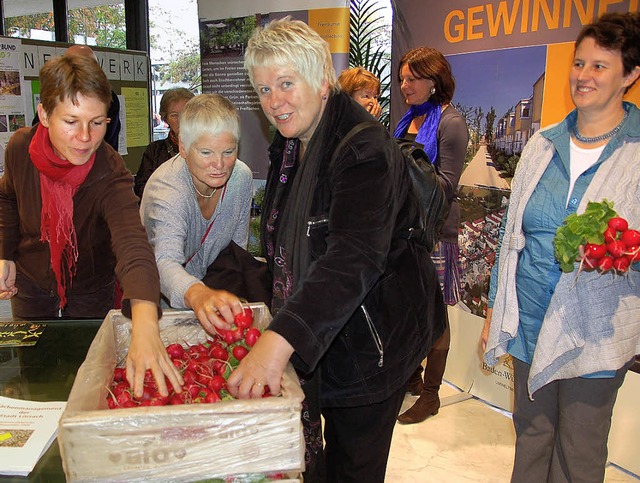 Radieschen statt Blumen gab&#8217;s zu... fr das Netzwerk die Gste begrte.   | Foto: Sabine Ehrentreich