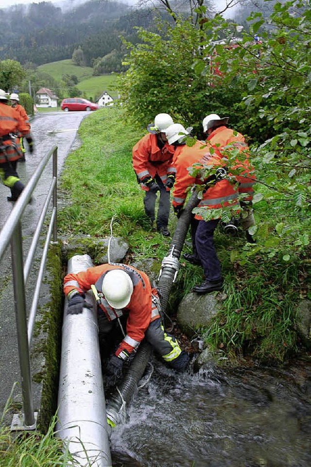 Schnell waren die Pumpen herangeschaff...s fr den bungs-Lschangriff bereit.   | Foto: Karin Heiss