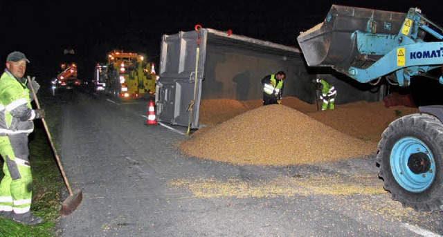 25 Tonnen Mais rollten auf die Landess...en bei den Aufrumarbeiten im Einsatz.  | Foto: herbert trogus