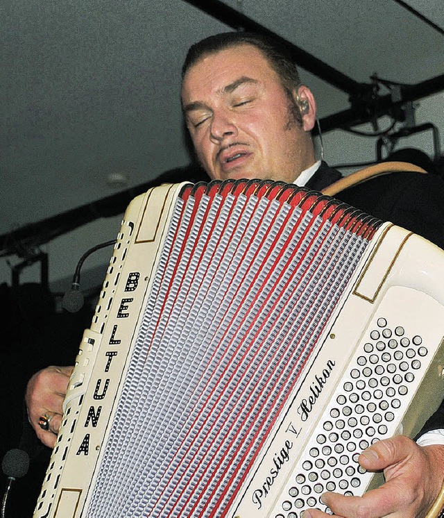 Bandleader Stefan Hiss bei einem seiner leidenschaftlichen Akkordeonsoli.   | Foto: Robert Ullmann