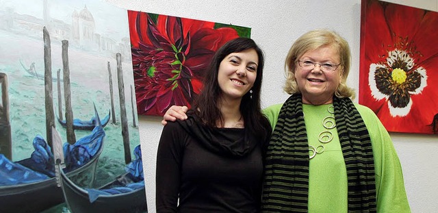 Sabine Lingner (rechts) und Sina Unkrig vor ihren Werken  | Foto: heidi fssel