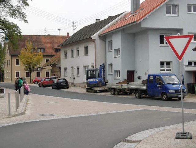 Autofahrer, die aus der Alten Landstra...ahren wollen mssen Vorfahrt gewhren.  | Foto: Renate Tebbel