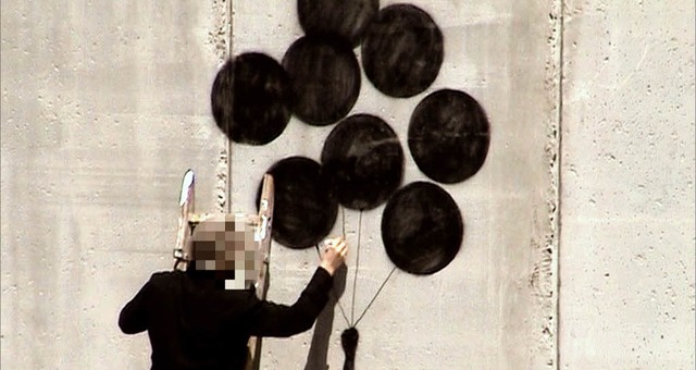 Nein, mein Gesicht seht ihr nicht: die... Grafitti-Ikone Banksy bei der Arbeit   | Foto: alamode