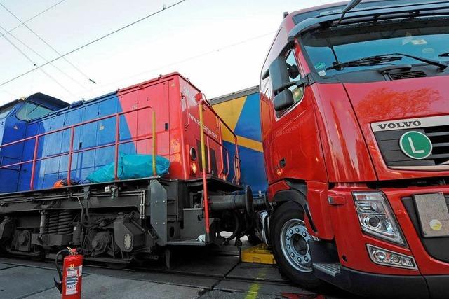 Rangierlok kollidiert mit Lastwagen