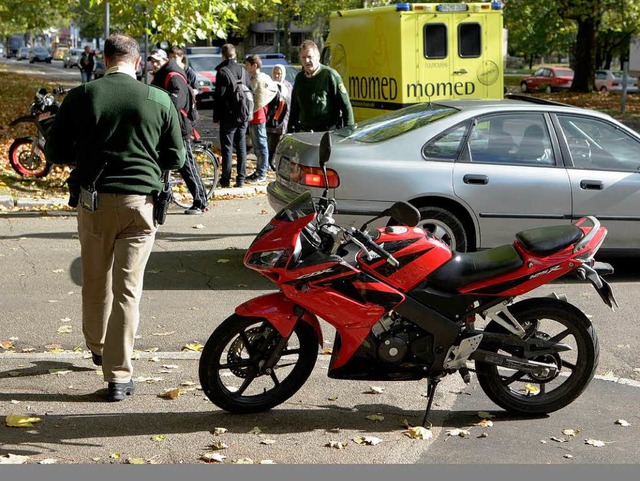 Die Polizei vor Ort mit einem der beiden beteiligten Motorrder.  | Foto: Christoph Breithaupt