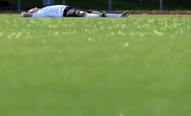 In der Fuball-Kreisliga A2 geht es ru...end gro ist manchmal die Erschpfung.  | Foto: Seeger