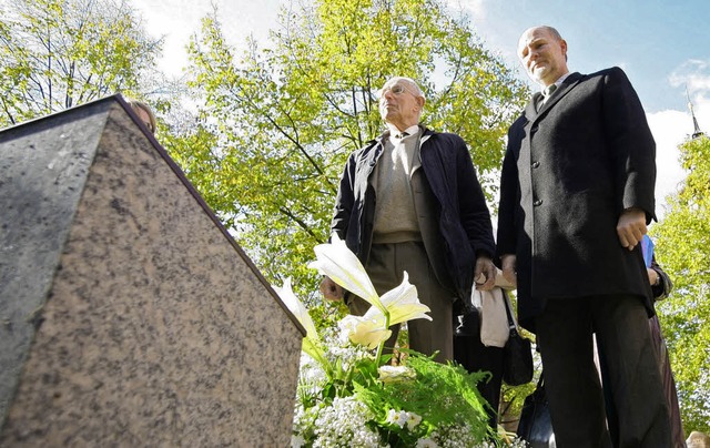 Richard Levi und Armin Roesner legen am Gedenkstein einen Kranz nieder.   | Foto: Bastian Henning